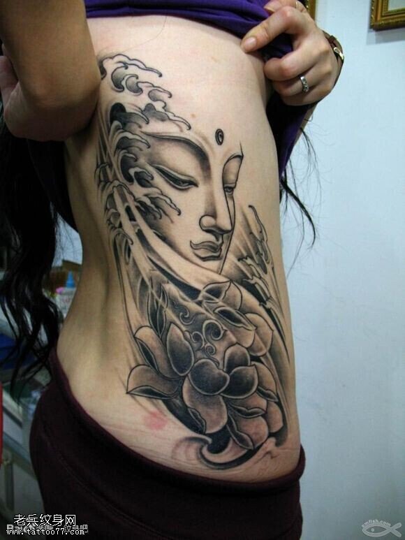 文身秀图吧推荐一幅侧腰佛莲花文身作品