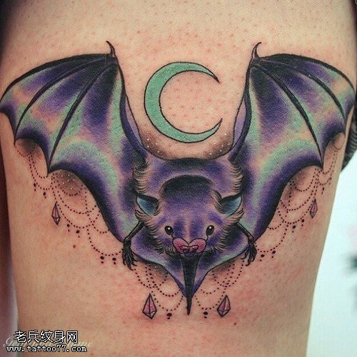 文身秀图吧推荐一幅手臂彩色蝙蝠文身作品