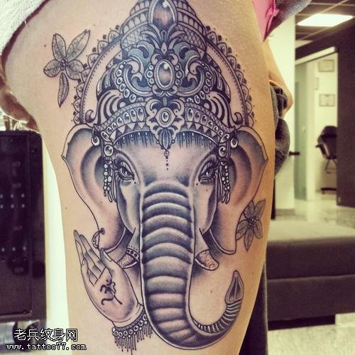 刺青店推荐一幅女人腿部象神文身作品