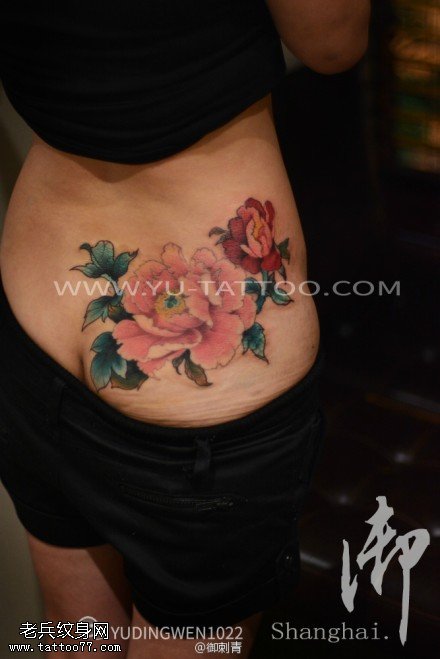 文身秀图吧推荐一幅女人臀部彩色牡丹花文身作品
