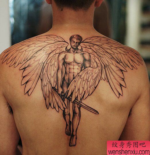 一幅肩背米迦勒天使文身作品