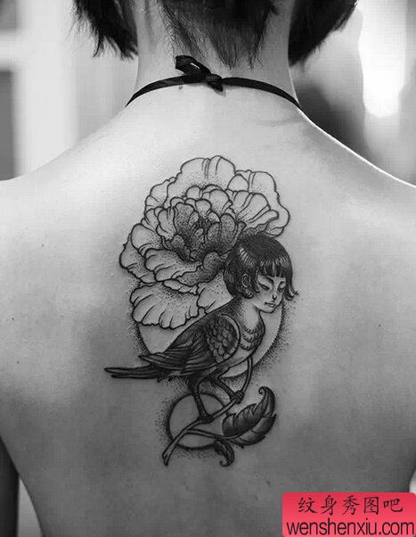 女人背部牡丹羽人文身作品