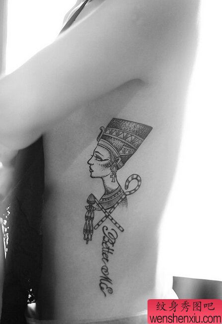 女人侧腰纳芙蒂蒂文身作品