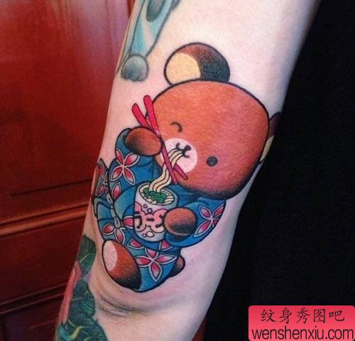 手臂彩色卡通熊熊文身作品