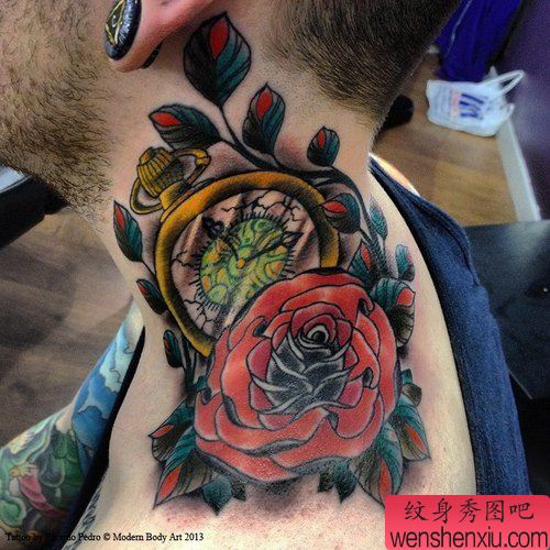 文身秀图吧推荐一幅脖子怀表玫瑰文身作品