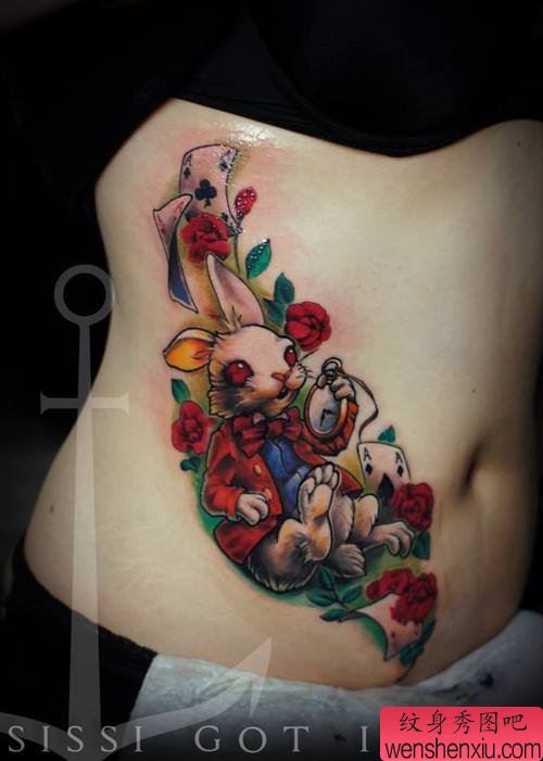 女人侧腰彩色兔子文身作品