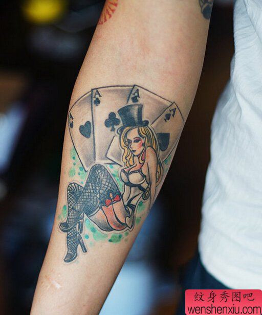 手臂扑克牌女郎文身作品