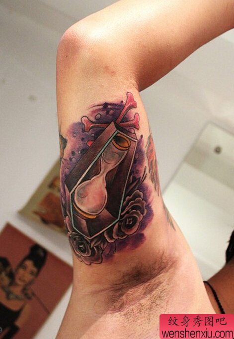 文身秀图吧推荐一幅手臂生命沙漏玫瑰花文身作品