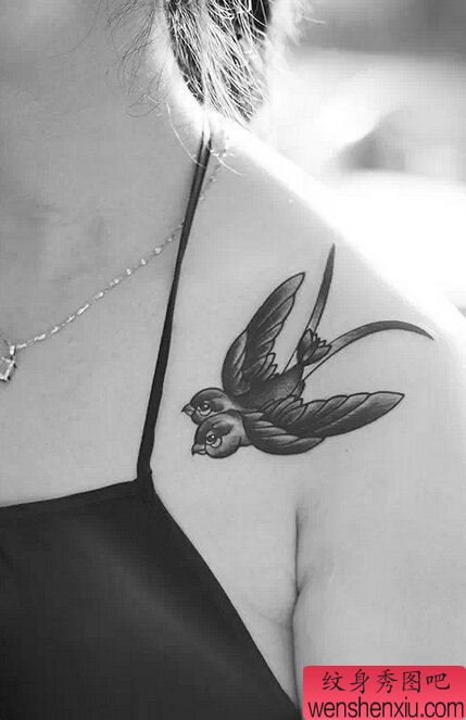 女人肩部双头燕文身作品