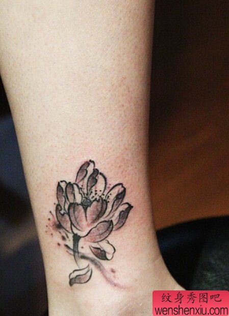 脚踝水墨荷花文身作品