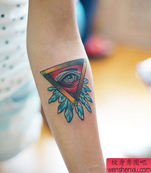 手臂彩色全视之眼文身作品