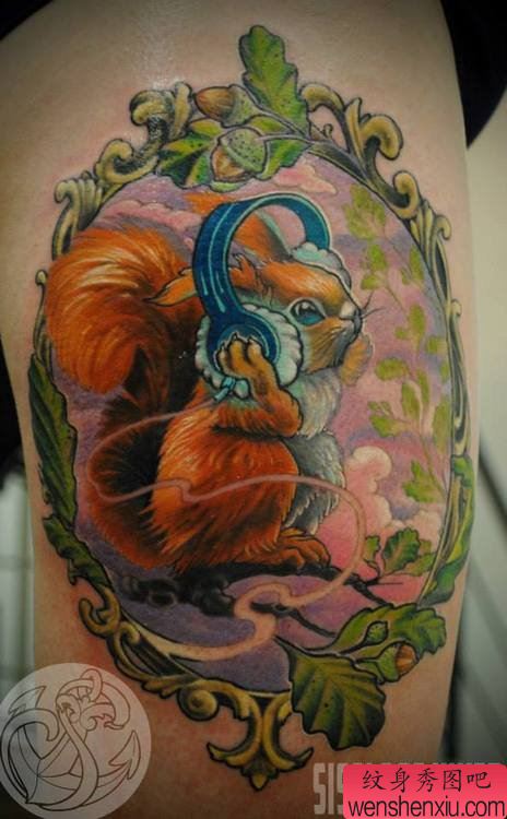 腿部彩色松鼠文身作品