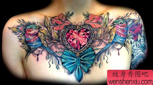 胸部深V彩色文身作品