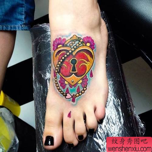 脚背彩色锁文身作品