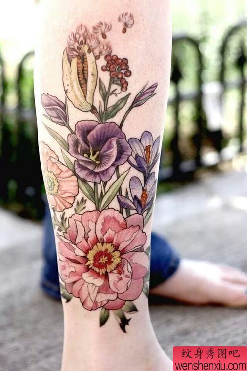 腿部彩色花卉文身作品
