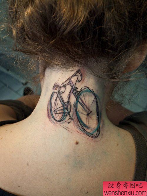 女人脖子自行车文身作品