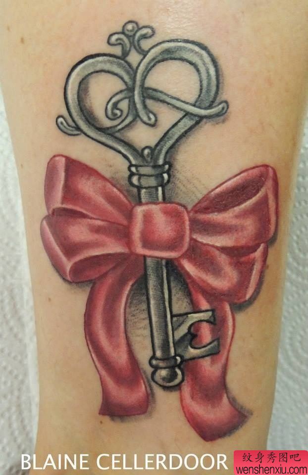 文身秀图吧推荐一幅脚踝蝴蝶结钥匙文身作品