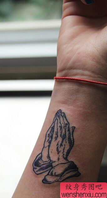 手腕祈祷之手文身作品