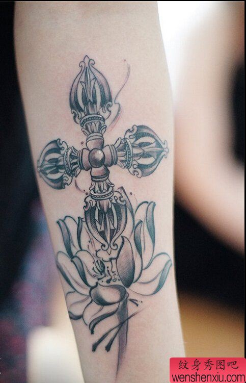 文身秀图吧推荐一幅手臂水墨荷花与十字金刚杵文身作品
