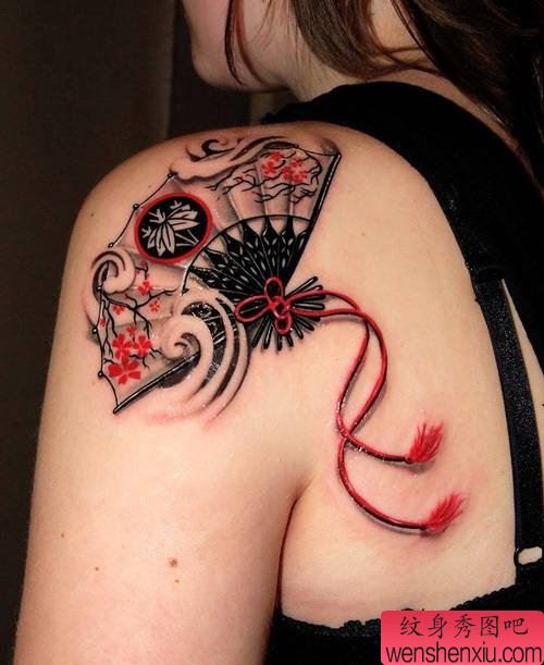 女人肩部扇子文身作品