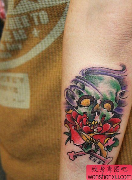 手臂绿色骷髅文身作品
