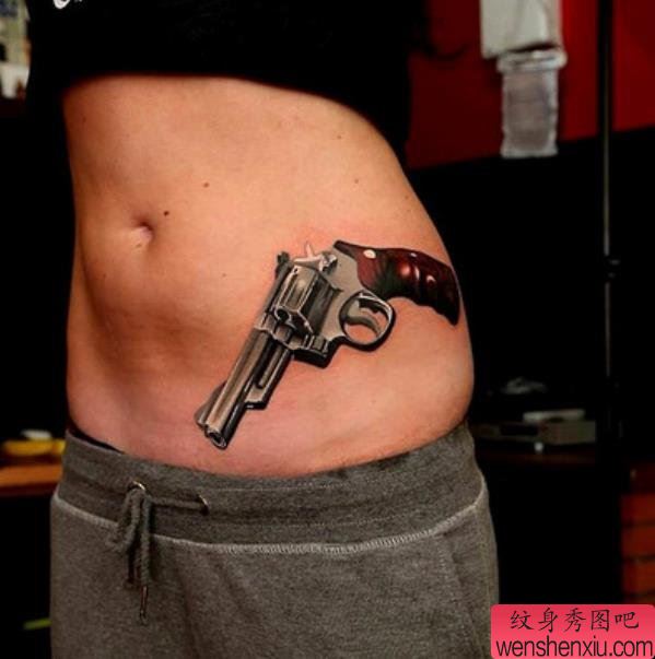 侧腰手枪文身作品