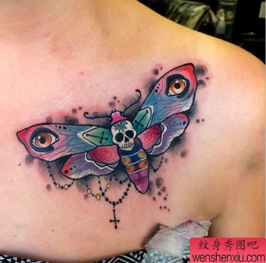 女人肩部彩色骷髅蛾子文身作品