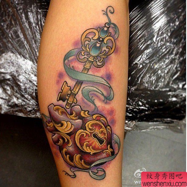 一幅腿部彩色心锁文身作品