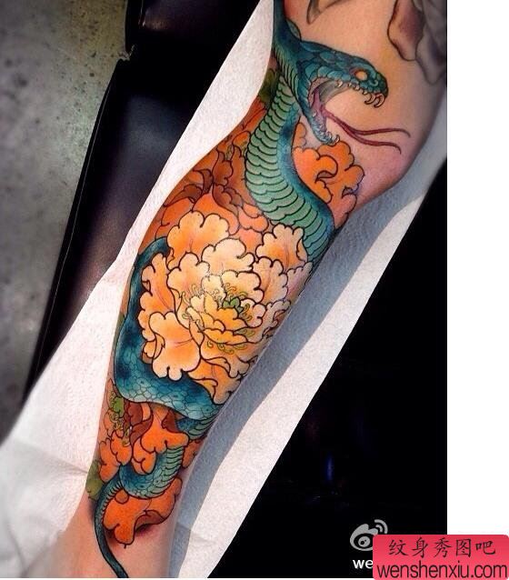 一幅腿部彩色传统牡丹蛇文身作品