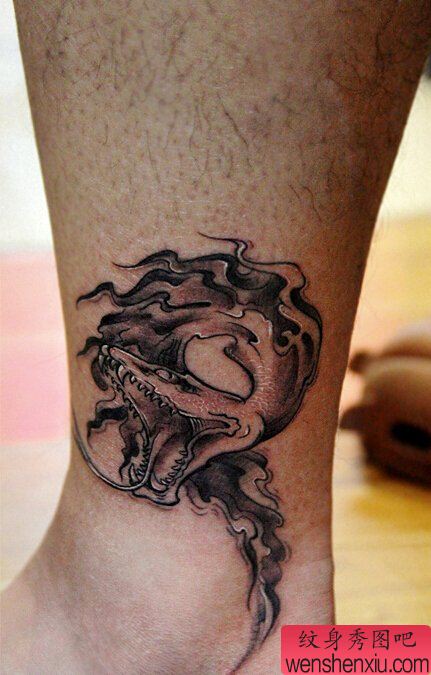脚踝虚化蛇文身作品