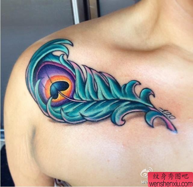 胸部孔雀毛文身作品