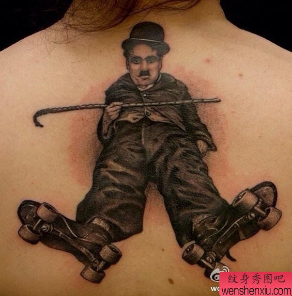 背部卓别林文身作品