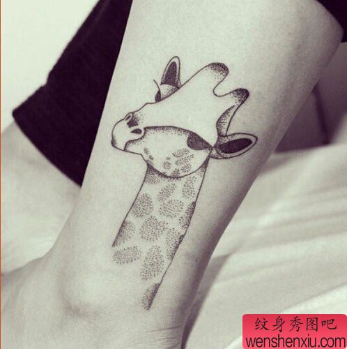 腿部点刺鹿文身作品