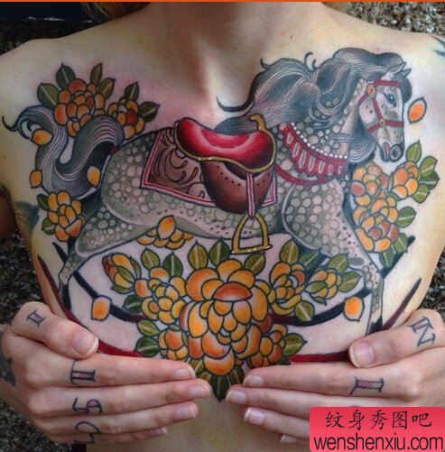 胸口彩色木马文身作品