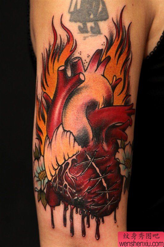 手臂心脏文身作品