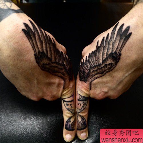 手部翅膀文身作品