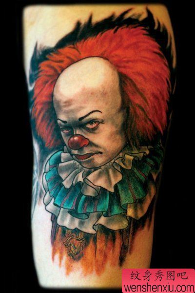 手臂彩色小丑文身作品