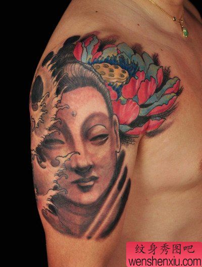 大臂彩色莲花佛文身作品由最好的文身作品