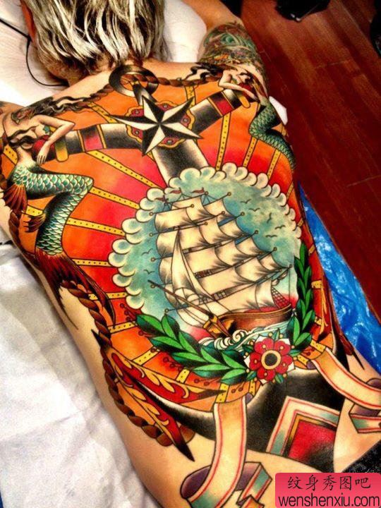 满背彩色帆船文身作品