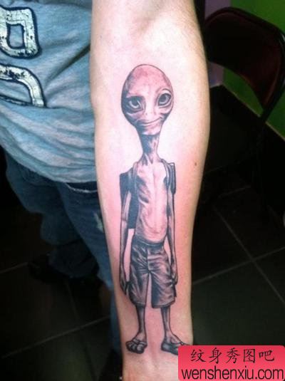 文身秀图吧推荐一幅手臂外星人文身作品
