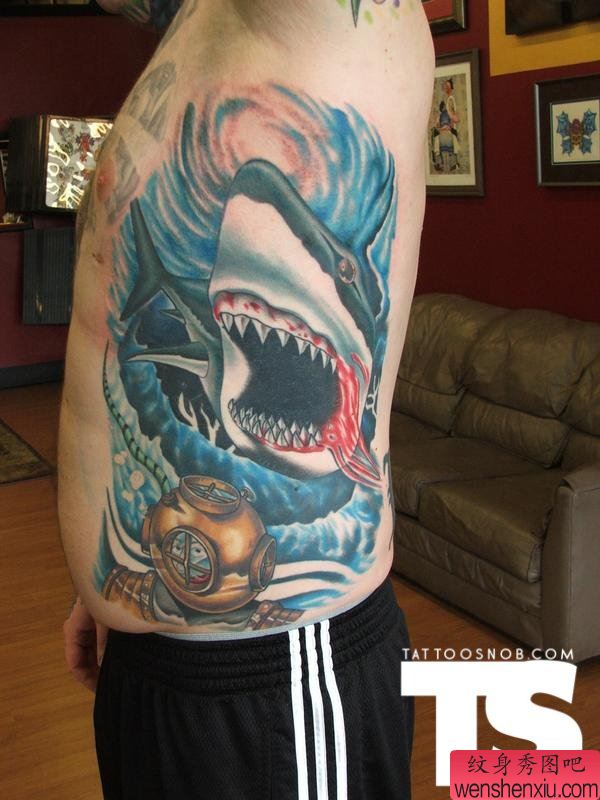 文身秀图吧推荐一幅侧腰彩色鲨鱼文身作品