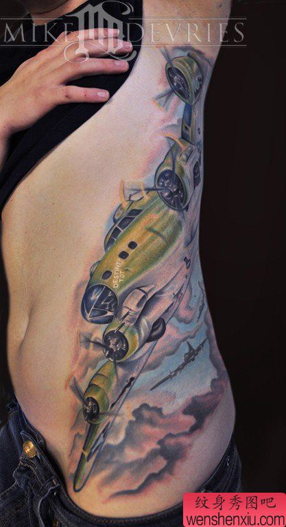 侧腰彩色飞机文身作品由文身秀图吧分享