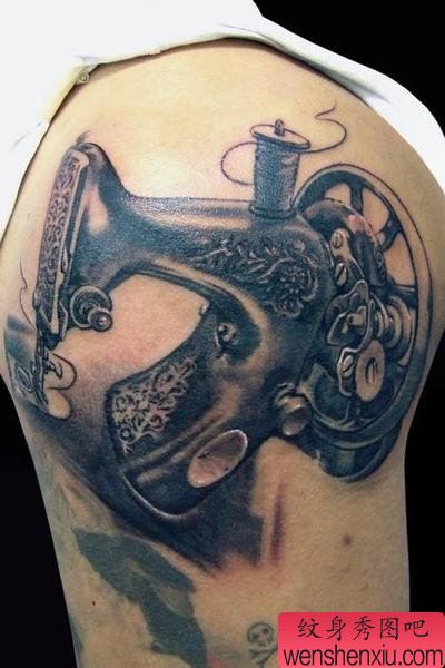 一幅臀部缝纫机文身作品由最好的文身馆分享