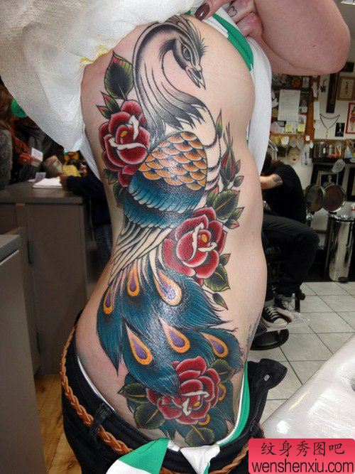 文身秀图吧推荐一幅侧腰孔雀文身作品