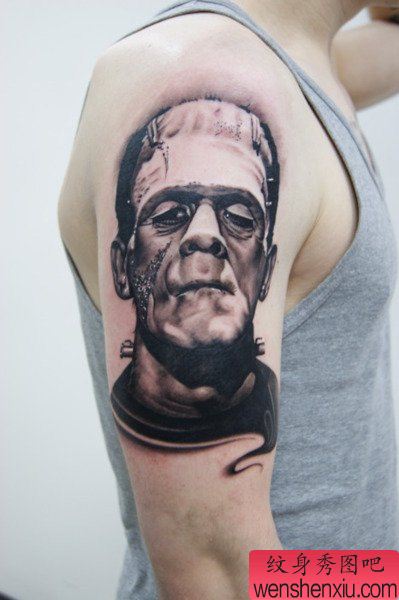 文身秀图吧推荐一幅手臂黑白人物肖像文身作品