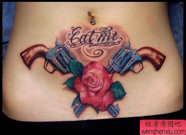 腹部手枪玫瑰花文身作品
