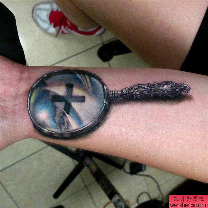 最好的文身馆推荐一幅手腕放大镜文身作品