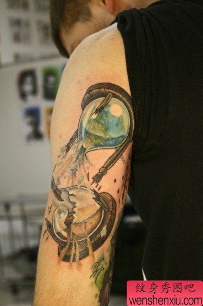 文身秀图吧推荐一幅手臂沙漏文身作品