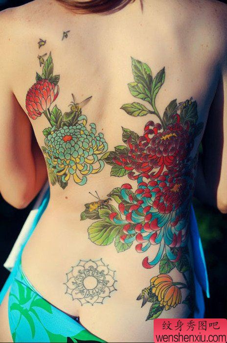 女人背部菊花文身作品