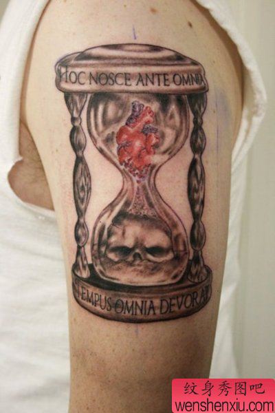 文身秀图吧推荐一幅手臂骷髅头沙漏文身作品